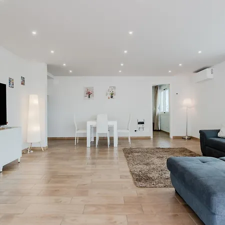 Apartment Skyview Terrace: Your Urban Escape *